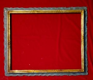 Cornice in legno laccato azzurro e dorato con bordo mosso fine XIX° sec. luce cm.56 x 63 